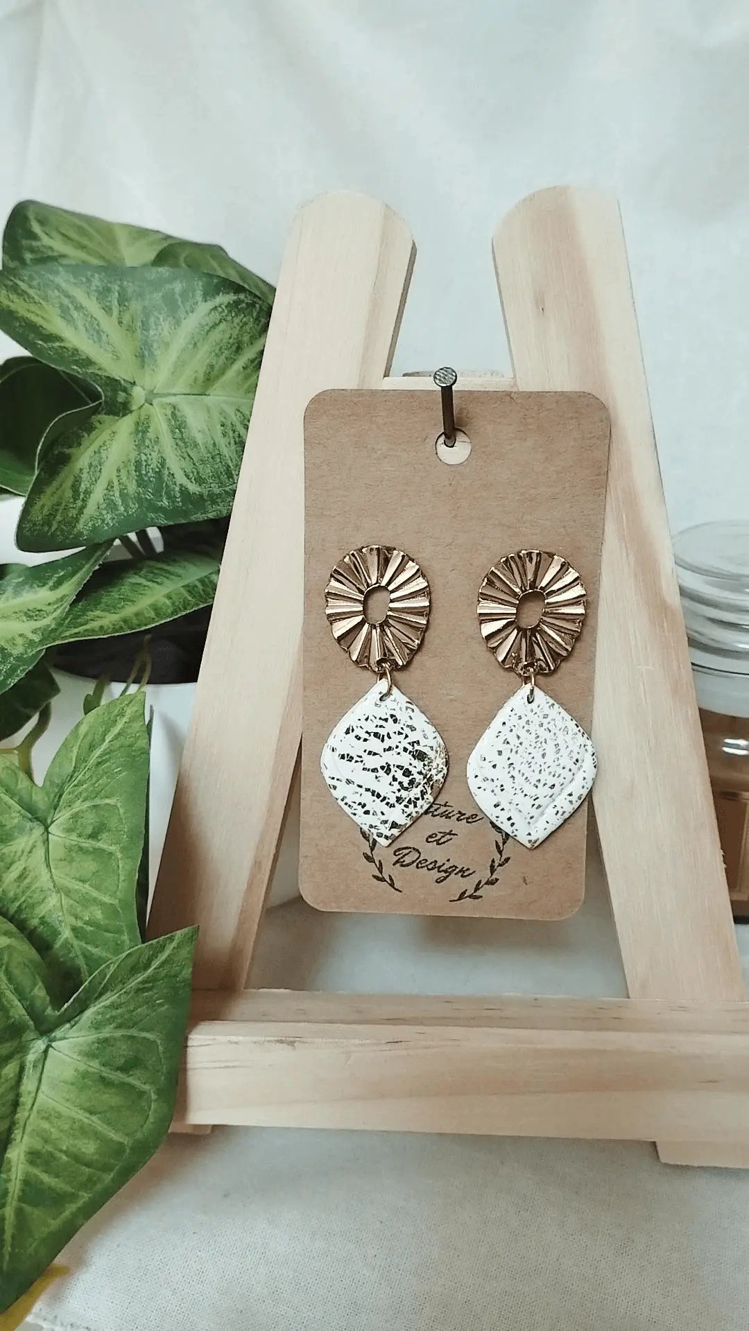 Boucles d’oreilles blanc moucheté en argile polymère – Puce soleil doré & design élégant - Nature et design