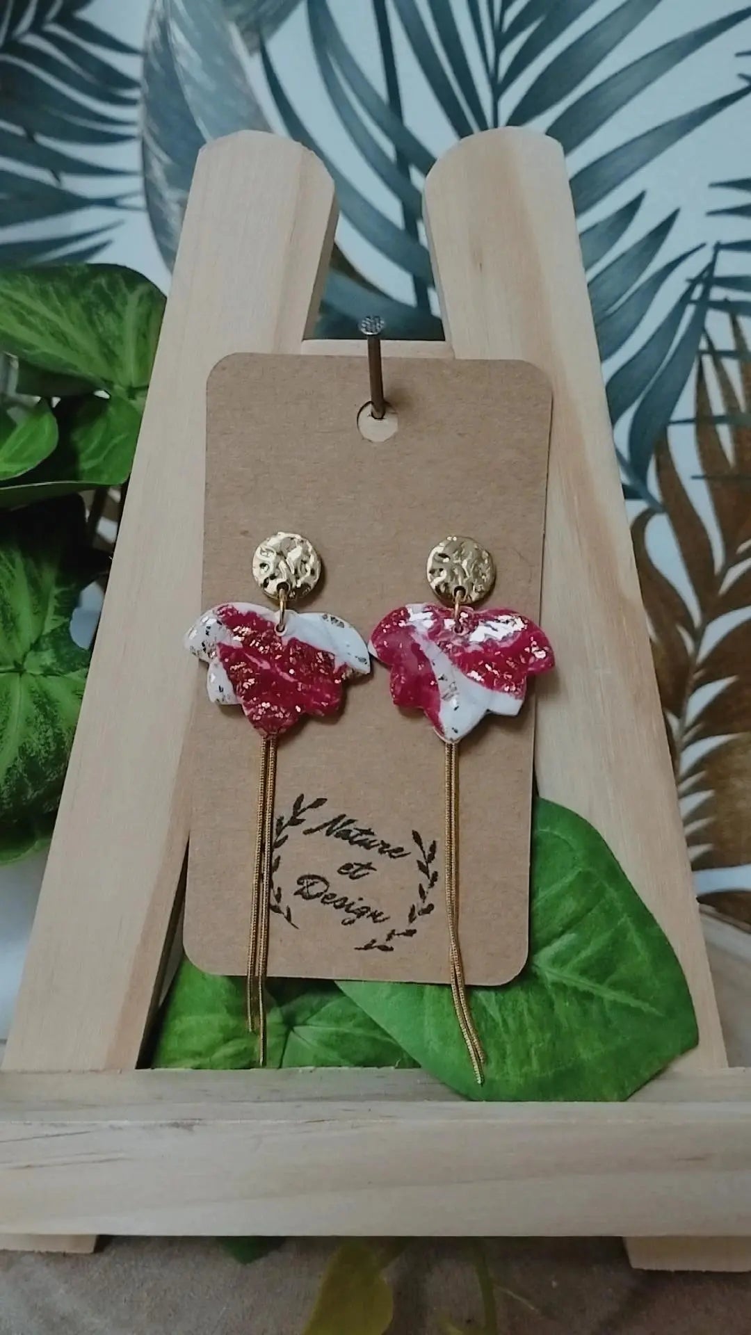 Boucles d’oreilles fleur rouge framboise & blanc – pendantes dorées – bijou fait main - Nature et design